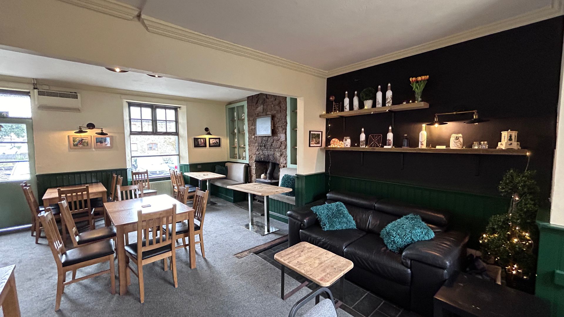Seated area, Rolle Quay Inn