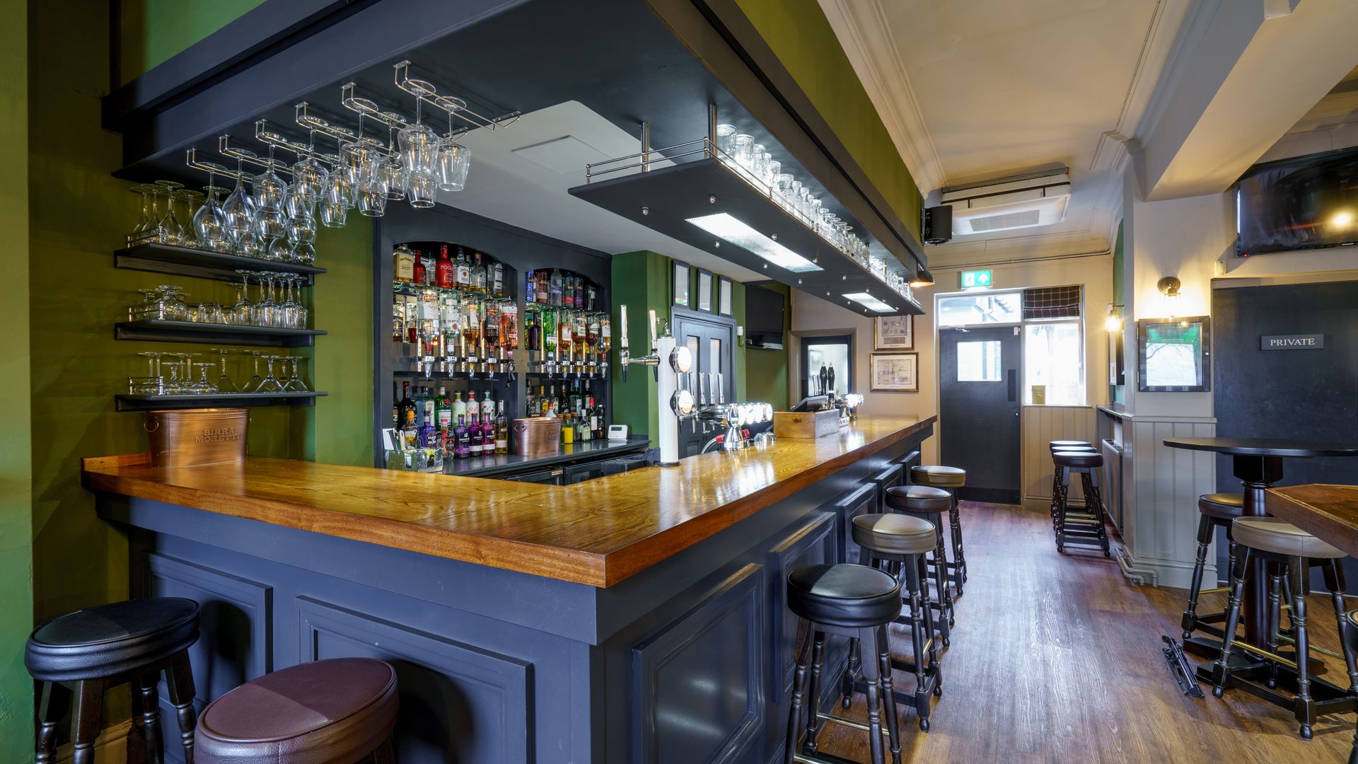 Bar area and stools, Horse & Jockey