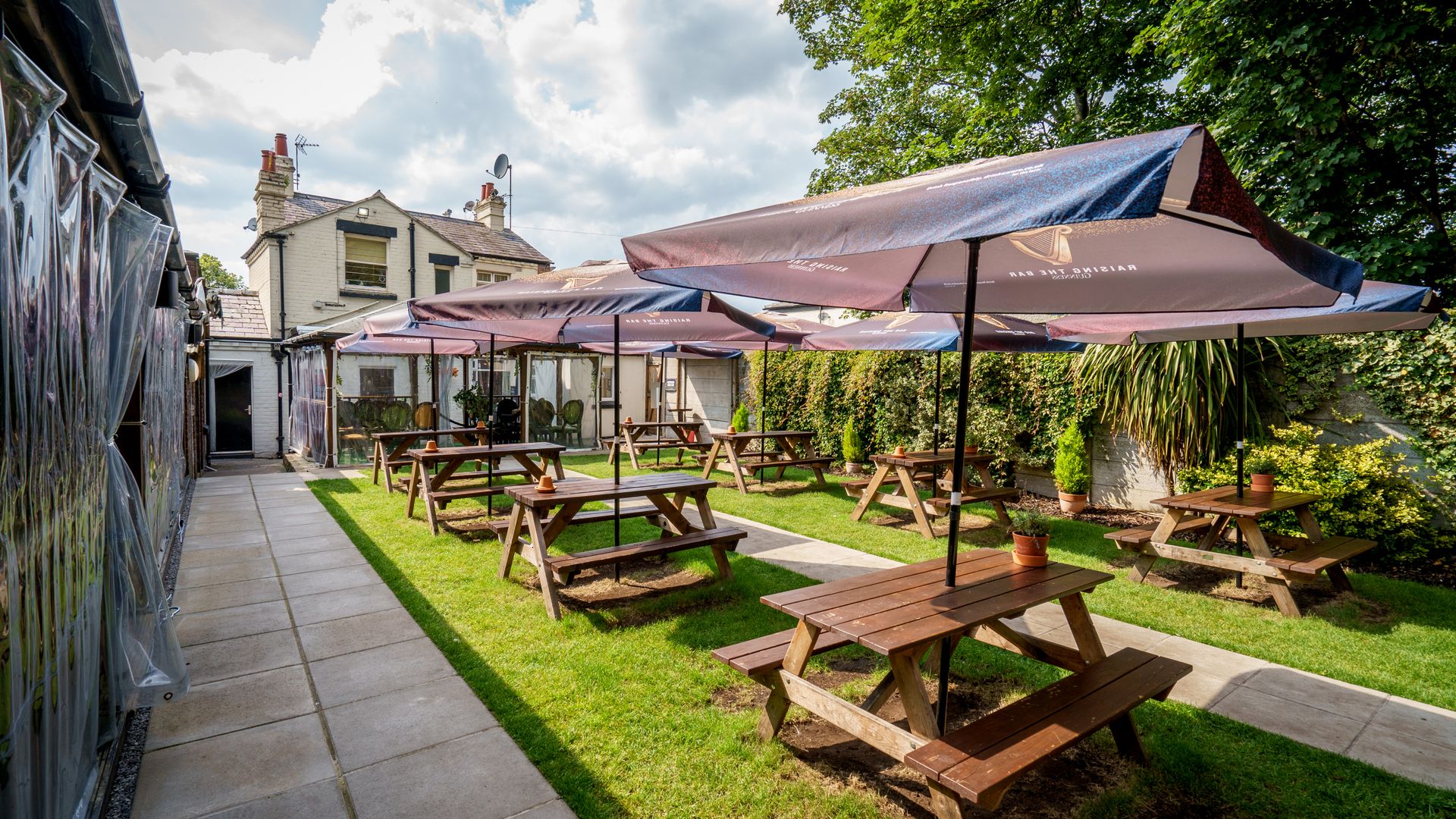 Sunny beer garden, Horse & Jockey