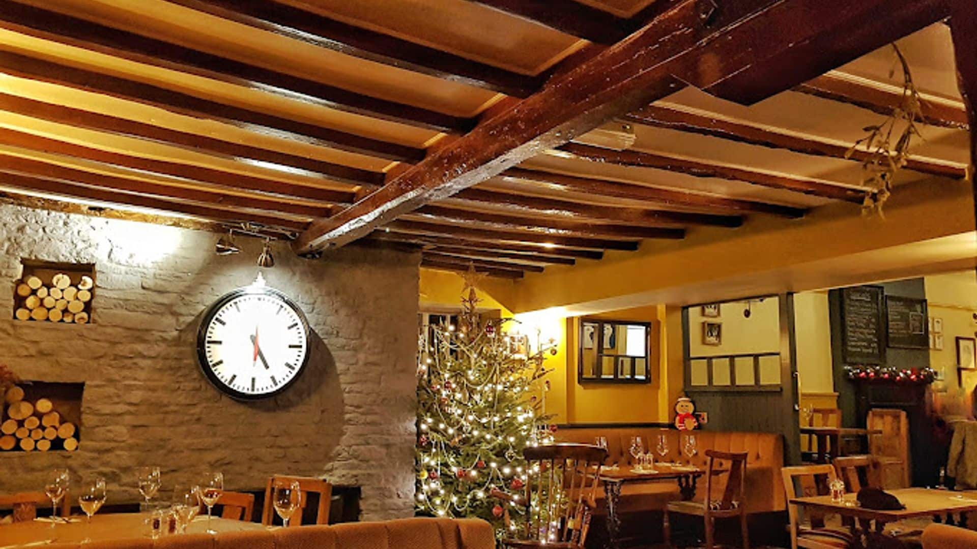 Nice lighting in dining area, The Horseshoe Pub & Restaurant
